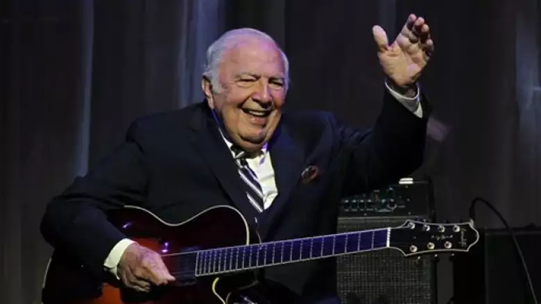 Bucky Pizzarelli 