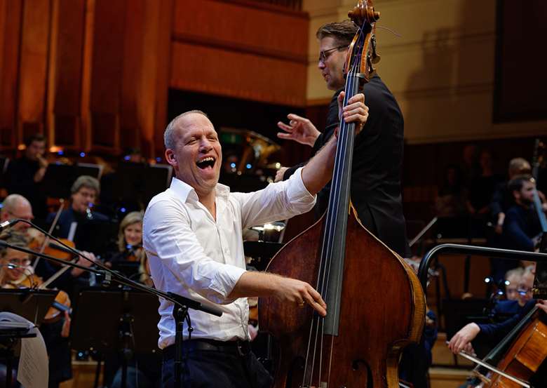 Avishai Cohen and the Gothenburg Symphony Orchestra, conducted by Alexander Hanson