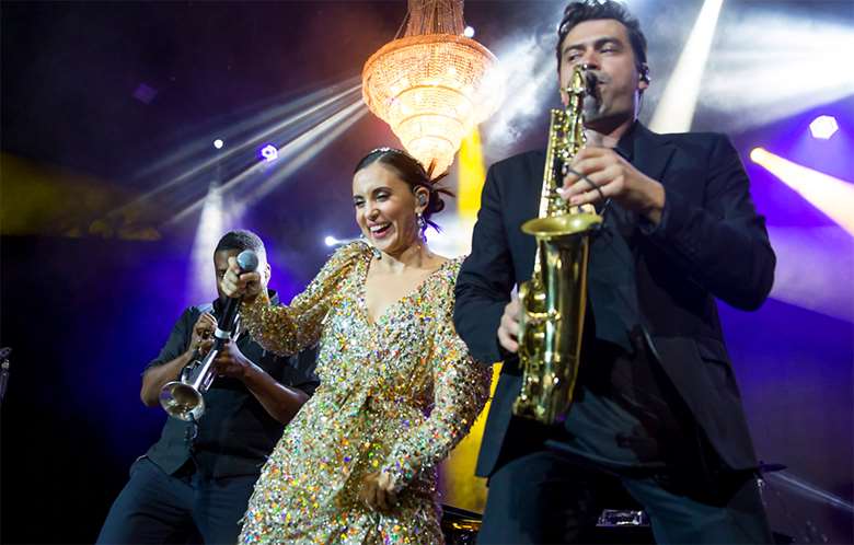 Karsu Dönmez and band