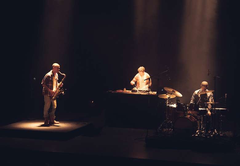 Binker & Moses with Max Luthert - photo by Aline-Pauwels