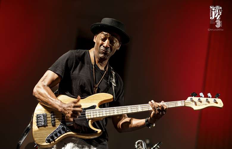 Marcus Miller slaps up a storm with the Orchestra Jazz Siciliana - Photo by Arturo di Vita
