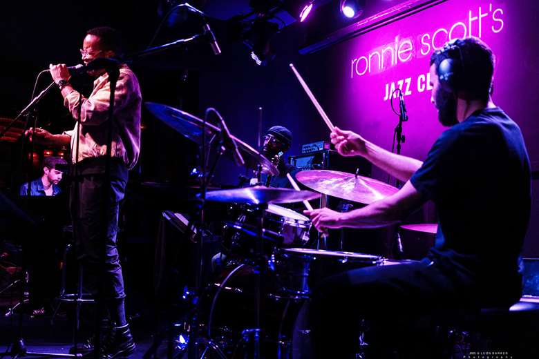 Michael Mayo drummer Robin Baytas – Photo (c) Leon Barker